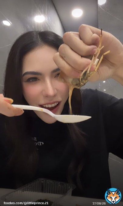 วันๆ นึง น้องชาใช้คำว่า น่ารัก ได้เปลืองมากกก  หมั่นเขี้ยวเจ้าเด็ก แฮปปี้กับการกินกุ้ง   #Showmeloveแค่อยากบอกรัก  #ชาล็อตออสติน #CharlotteAustin  @itscharlotty #SmileyofCharlotte