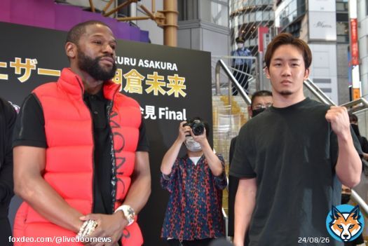 【超RIZIN】メイウェザー、朝倉未来にKO勝利！2ラウンド終了間際の右ストレートでダウン奪う   レフリーがカウントを数えるも、未来の目線が定まらずメイウェザーのKO勝利となった。試合後には抱擁しながら言葉をかわし、メイウェザーも未来を讃えた。