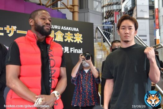 【超RIZIN】メイウェザー、朝倉未来にKO勝利！2ラウンド終了間際の右ストレートでダウン奪う   レフリーがカウントを数えるも、未来の目線が定まらずメイウェザーのKO勝利となった。試合後には抱擁しながら言葉をかわし、メイウェザーも未来を讃えた。