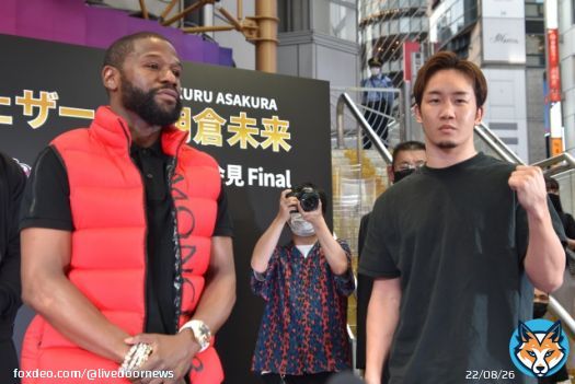 【超RIZIN】メイウェザー、朝倉未来にKO勝利！2ラウンド終了間際の右ストレートでダウン奪う   レフリーがカウントを数えるも、未来の目線が定まらずメイウェザーのKO勝利となった。試合後には抱擁しながら言葉をかわし、メイウェザーも未来を讃えた。