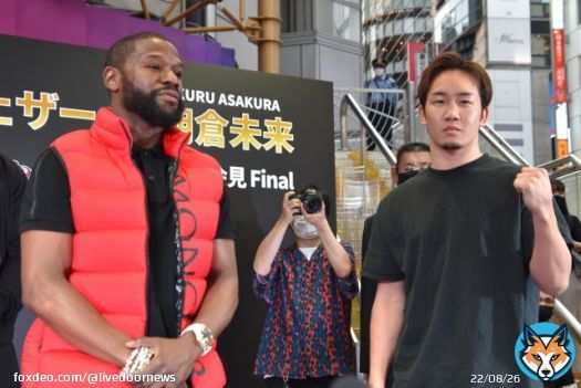 【超RIZIN】メイウェザー、朝倉未来にKO勝利！2ラウンド終了間際の右ストレートでダウン奪う   レフリーがカウントを数えるも、未来の目線が定まらずメイウェザーのKO勝利となった。試合後には抱擁しながら言葉をかわし、メイウェザーも未来を讃えた。