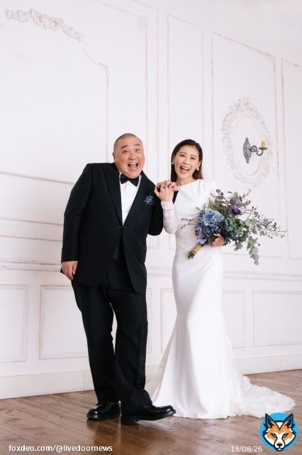 【祝】山本圭壱＆元AKB西野未姫、'いい夫婦の日'に結婚   山本は「54歳になりました私に神様からの大きな大きなとても可愛いプレゼント あるもんだなあ～と小さくガッツポーズ」とコメント。西野は31歳差という年の差に触れつつ「それを感じないくらい居心地が良い」と記した。