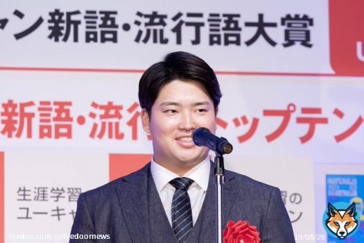 【受賞ラッシュ】ヤクルト・村上宗隆、「村神様」で20冠の大台に   首位打者、本塁打王、打点をはじめ、最高出塁率、6～8月の月間MVP、3つのコミッショナー特別賞、ベストナイン、熊本県民栄誉賞などを受賞していたが、流行語の年間大賞受賞でついに20冠となった。