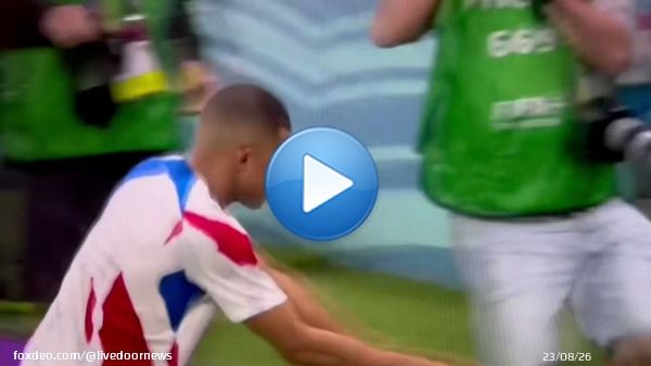 【アクシデント】試合前に蹴ったボールがサポーターを直撃&hellip;心配したエムバペが駆け寄る