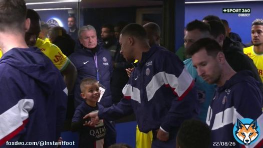 Quand un jeune fan serre la main de Kylian Mbapp&eacute;   #Ligue1 | #PSGFCN