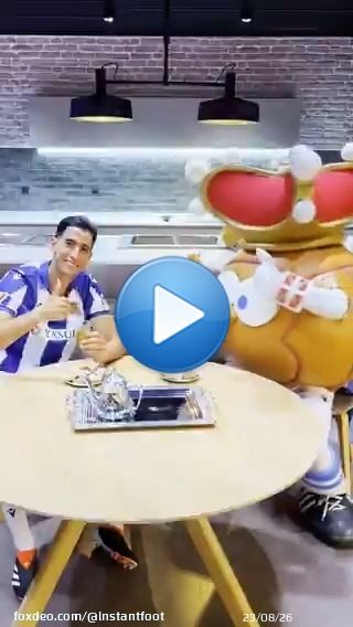 Quand la mascotte du Real Sociedad pr&eacute;pare du th&eacute; marocain &agrave; Nayef Aguerd (et il y a eu quelques boulettes  ) !   (  @RealSociedad )