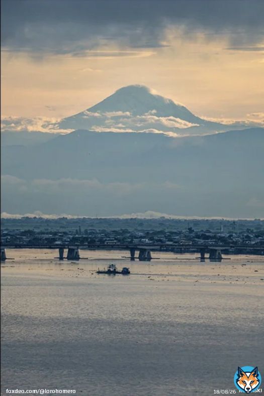 El escudo de Ecuador representa al volcán chimborazo y el río guayas, sierra y costa con una distancia de 250km donde se puede visualizar cuando está despejado