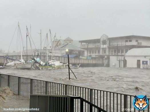 #HurricaneLisa: This image shared with us shows the small sailboats have been pushed into the Swing Bridge in #Belize City