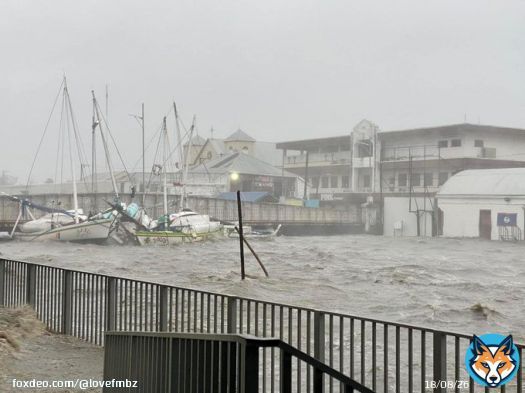 #HurricaneLisa: This image shared with us shows the small sailboats have been pushed into the Swing Bridge in #Belize City