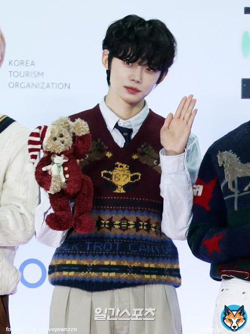yeonjun and the polo ralph lauren vest! txt are all wearing polo ralph lauren for the red carpet   #TXTatSBS가요대전 TXT AT SBS GAYO DAEJEON #TOMORROW_X_TOGETHER  @TXT_members @TXT_bighit