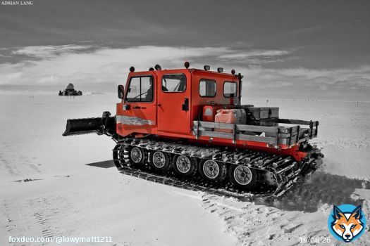 This is a #Snowcat machine.. which reportedly is what ran over one of #JeremyRenner 's legs yesterday. I can't even imagine that pain. The entire MCU galaxy is thinking and praying for him though so hoping a sound recovery can occur.