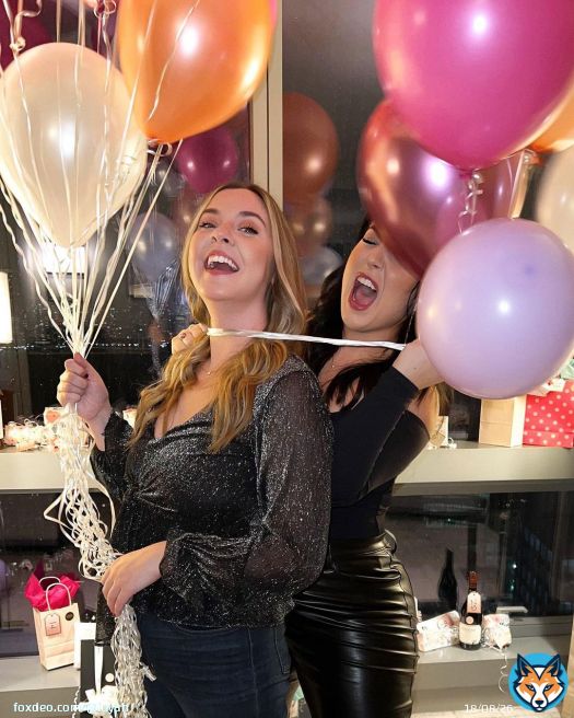 It&rsquo;s the best friends who dance with you til 3am just because ????\ud83c\udffb\ud83c\udf1f happy bday bal bal! You are loved by so many!! Especially by me! I got you for life \ud83d\udc6f&zwj;\u2640\ufe0f #carlandfrank @vallyvoo22