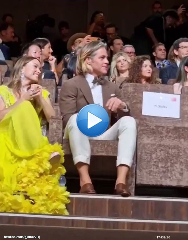 #HarryStyles appears to spit on Chris Pine i won't sleep until i know the truth