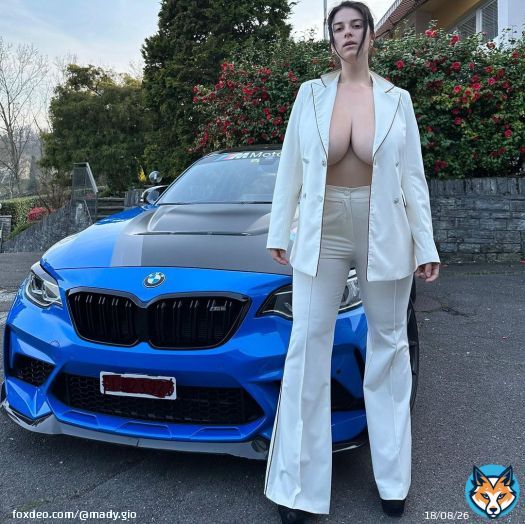 Quale preferiresti tra noi due ?!\ud83d\udc40#bmwm2cs #carporn #bluecar