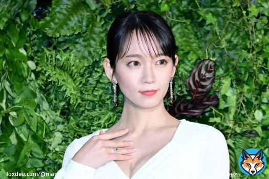 吉岡里帆：深Vネックで美デコルテ　白ドレスで洗練ムード　ハイジュエリー身に着け「強さがみなぎってくる」 #吉岡里帆 #ティファニー #tiffany #TiffanyAndCo
