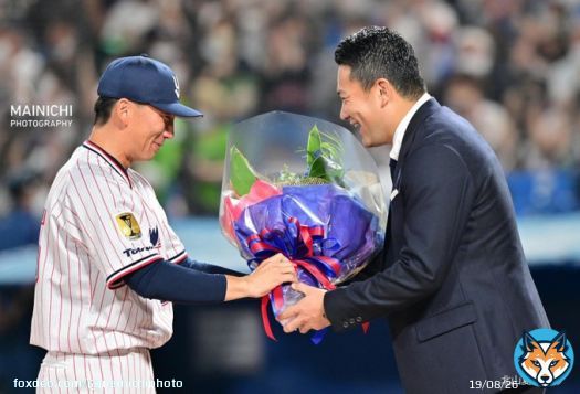 #プロ野球、#ヤクルト ― #DeNA のシーズン最終戦の後、嶋選手、内川選手、坂口選手の引退セレモニーが行われました。写真は、引退セレモニーで楽天の #田中将大 投手から花束を受け取るヤクルトの #嶋基宏 捕手です。  写真特集&rarr;  #内川聖一 #坂口智隆