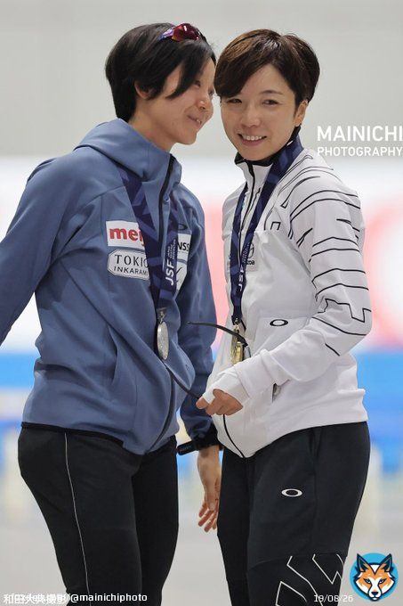 スピードスケートの2018年平昌冬季オリンピック女子500メートル金メダリストの #小平奈緒 選手が22日、引退レースとなる全日本距離別選手権500メートルを37秒49で制し、有終の美を飾りました  写真は、表彰式後、#高木美帆 選手と健闘をたたえ合う小平選手 写真特集で