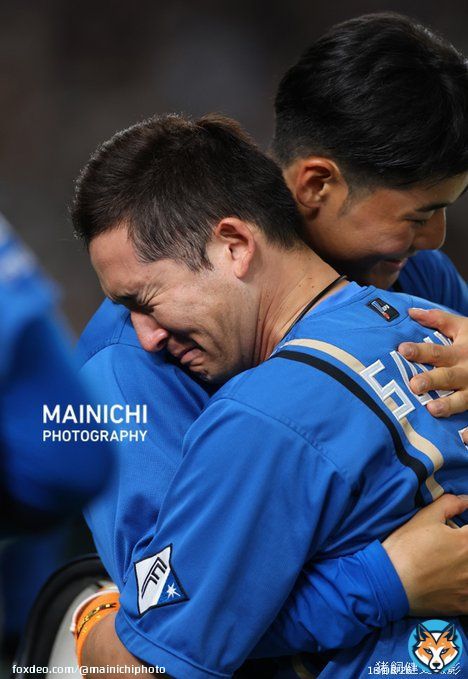 東京ドームで行われている、プロ野球日本代表 #侍ジャパン ー #日本ハム の強化試合。写真は現役最後の打席を右飛で終えて、 #清宮幸太郎 と抱き合う #杉谷拳士 です。 写真特集&rarr;