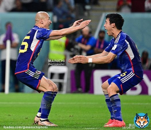 サッカー・ワールドカップの決勝トーナメント、#日本対クロアチア は１－１で延長戦に入りました。写真は先制ゴールを決めて遠藤選手と喜ぶ前田選手です。 #FIFAWorldCupQatar2022 #FIFAワールドカップ #FIFAWorldCup #Qatar2022   写真特集&rarr;
