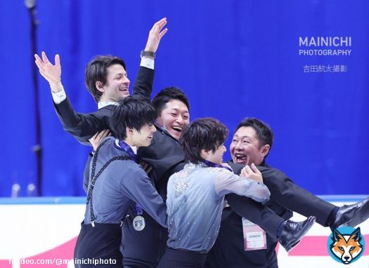 #フィギュアスケート の全日本選手権。 男子フリーが終了し、優勝した #宇野昌磨 選手（手前右）と２位の #島田高志郎 選手（同左）のコーチ、ステファン・ランビエルさんが胴上げされました。  速報ページ&rarr; 写真特集更新中&rarr; #全日本フィギュア
