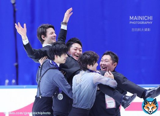 #フィギュアスケート の全日本選手権。 男子フリーが終了し、優勝した #宇野昌磨 選手（手前右）と２位の #島田高志郎 選手（同左）のコーチ、ステファン・ランビエルさんが胴上げされました。  速報ページ&rarr; 写真特集更新中&rarr; #全日本フィギュア