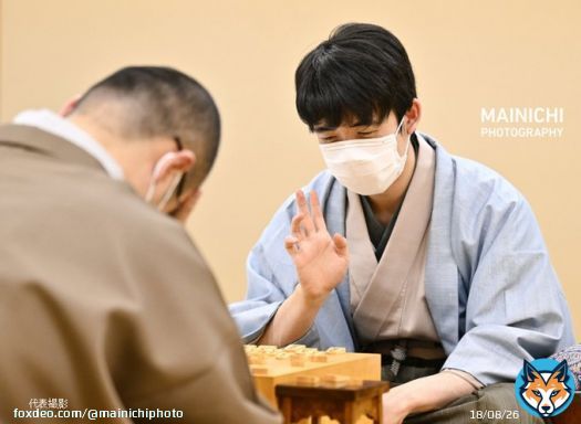 将棋の渡辺明棋王(名人)に藤井聡太王将(竜王、王位、叡王、棋聖)が挑戦する第48期棋王戦五番勝負の第2局が18日、金沢市で指され、藤井王将が132手で制し初の棋王位奪取と羽生善治九段(52)以来の6冠達成に王手をかけました。#渡辺棋王 #藤井竜王 写真特集更新しました→