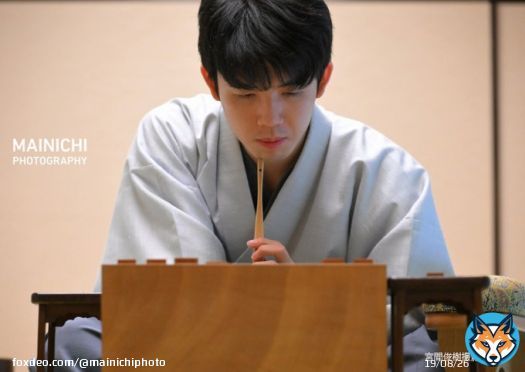 #渡辺明 名人に #藤井聡太 王将が挑戦する将棋の第81期 #名人戦 七番勝負の第1局２日目。昼食休憩を終え、対局が再開されました。    写真特集&rarr;  #第81期名人戦七番勝負第１局