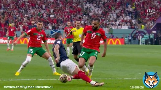 &iquest;Falta en ataque o penalti?  Ha acabado siendo falta y amarilla para Boufal, pero&hellip; Theo barre y golpea al marroqu&iacute;. A m&iacute; esto me deja muchas dudas.