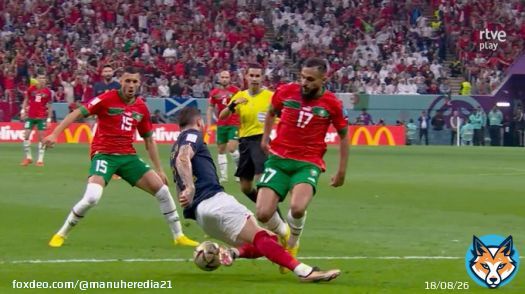 &iquest;Falta en ataque o penalti?  Ha acabado siendo falta y amarilla para Boufal, pero&hellip; Theo barre y golpea al marroqu&iacute;. A m&iacute; esto me deja muchas dudas.