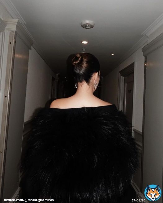 Photo shared by maria guardiola on January 19, 2024 tagging @barbarabuiofficial. May be an image of 1 person, makeup, fur coat, gown and dress.
