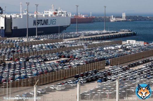 تراجع الواردات يقلص عجز المغرب التجاري إلى <br>18. 6 مليار دولار تجارة #المغرب #العجز التجاري #صادرات<bR>تراجع العجز التجاري للمغرب في الأشهر الثمانية الأولى من العام الجاري بنسبة <br>9. 4% على أساس سنوي إلى <br>191. 8 مليار درهم (<br>18. 6 مليار دولار) مع انخفاض أسعار وحجم الواردات، واستمرار الأداء الجيد للصادرات وخصوصاً السيارات، وفقاً للنشرة الشهرية الصادرة عن مكتب الصرف الهيئة الحكومية المكلفة بإحصاءات التجارة الخارجية.قيمة واردات المملكة في الفترة الممتدة من يناير إلى أغسطس بلغت <br>471. 8 مليار درهم، بنسبة انخفاض <br>3. 9% على أساس سنوي، فيما ارتفعت الصادرات بنسبة <br>0. 2% إلى 280 مليار درهم.السيارات تقود الصادراتاستمر قطاع صناعة السيارات في المملكة في تحقيق أداء استثنائي ببلوغ صادراته في الأشهر الثمانية <br>90. 4 مليار درهم، بزيادة <br>35. 6% على أساس سنوي، ليحتل بذلك المرتبة الأولى في التصدير منذ بداية العام الجاري متجاوزاً قطاع الفوسفات.يتمتع المغرب بمنظومة متطورة لصناعة السيارات، تقودها "رينو" و"ستيلانتيس" بطاقة إنتاجية سنوية تناهز 700 ألف سيارة، وتستهدف الوصول إلى مليون سيارة بحلول <br>2030. كانت صادرات السيارات من المغرب سجلت رقماً قياسياً العام الماضي ببلوغها <br>111. 3 مليار درهم، ويتوقع بنك المغرب المركزي أن تقفز إلى <br>141. 9 مليار درهم في العام الجاري، على أن تبلغ 155 مليار درهم في العام المقبل.المغرب يعوّل على حقل "أنشوا" البحري لتلبية احتياجاته من الغازثاني أفضل أداء في الصادرات كان من نصيب صادرات الزراعة والصناعة الغذائية بقيمة بلغت <br>57. 5 مليار درهم، بارتفاع طفيف قدره <br>0. 5% على أساس سنوي، فيما تراجعت صادرات الفوسفات ومشتقاته إلى المرتبة الثالثة بـ<br>46. 8 مليار درهم بانخفاض نسبته 40% مع تراجع الأسعار عالمياً.تراجع فاتورة الطاقةوفقاً لبيانات مكتب الصرف، فقد تراجعت فاتورة استيراد الطاقة بنسبة <br>22. 6% على أساس سنوي إلى <br>79. 4 مليار درهم، مع انخفاض أسعار وحجم المنتجات البترولية المستوردة.يستورد المغرب كامل حاجياته من الموارد البترولية مكررةً من الخارج، بعدما أُغلقت "سامير" المصفاة الوحيدة في المملكة عام 2015 نتيجة تراكم ديونها.كما انخفضت قيمة واردات القمح بنسبة <br>26. 2% إلى <br>13. 9 مليار درهم حيث زادت المملكة العام الماضي -المقارن- حجم الواردات بسبب ضعف الإنتاج المحلي من الحبوب نتيجة الجفاف.طفرة إيرادات السياحة والمغتربينإيرادات السياحة من العُملة الصعبة لا زالت تحقق هي الأخرى أرقاماً قياسية، حيث بلغت في الأشهر الثمانية الأولى <br>71. 3 مليار درهم، بارتفاع <br>32. 5% على أساس سنوي، وهو مستوى تجاوز الرقم المحقق في عام 2019 (<br>52. 6 مليار درهم).التضخم في المغرب يتسارع بعد 5 أشهر من التباطؤدعمَ المغربُ قطاعَ السياحة بحوالي 2 مليار درهم العام الماضي للخروج من تبعات جائحة كورونا، وفي مارس الماضي تم اعتماد خارطة طريق جديدة للقطاع للفترة من 2023 حتى 2026 بميزانية <br>6. 1 مليار درهم لزيادة عدد السائحين من 11 مليوناً في العام الماضي إلى <br>17. 5 مليون سائح بحلول عام <br>2026. رصيد البلاد من العُملة الصعبة يتغذى على إيرادات السياحة، وتحويلات المغتربين التي بلغت <br>77. 9 مليار درهم حتى نهاية أغسطس، بزيادة <br>7. 2% على أساس سنوي.