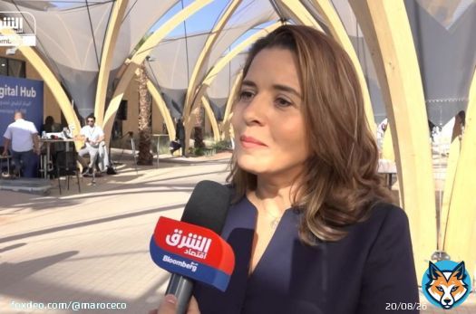 وزيرة الطاقة: المغرب يواجه منافسة شرسة بسوق الطاقة المتجددة #المغرب #الهيدروجين #بالأخضر<bR>يواجه المغرب منافسةً شرسة بسوق الطاقات المتجددة من الرياح والشمس ولذلك نعمل على تيسيير الاستثمارات في هذا المجال لتوفير التنافسية الأفضل في العالم لإنتاج الهيدروجين الأخضر، بحسب ليلى بنعلي، وزيرة الانتقال الطاقي والتنمية المستدامة في مقابلة مع "الشرق".يشهد المغرب والسعودية والإمارات ومصر فورة بمشاريع الطاقة المتجددة من الرياح والشمس والهيدروجين الأخضر، حيث تتنافس عدة شركات عالمية للظفر بأكثر عدد من المشاريع في هذه المجالات هناك.وفقاً لمجلس الطاقة العالمي (World Energy Council)، يُعتبر المغرب من الدول الست في العالم التي تمتلك إمكانات كبيرة في إنتاج الهيدروجين الأخضر ومشتقاته، وهو ما شأنه أن يؤهل البلاد للاستحواذ على 4% من الطلب العالمي بحلول 2030.قالت الوزيرة المغربية في المقابلة، التي أُجريت ضمن الاجتماعات السنوية لصندوق النقد الدولي والبنك الدولي في مراكش، إن "إمكانيات المغرب في مجال الهيدروجين الأخضر هائلة، وهي مؤهلات تعطينا التنافسية الأكبر في العالم".المغرب يخطط لإنتاج 3 ملايين طن من الهيدروجين الأخضر في 2030تصل إمكانات الطاقة الشمسية في المغرب إلى 1,000 غيغاوات، وطاقة الرياح إلى 300 غيغاوات. وتبلغ القدرة المتاحة حالياً من الطاقة المتجددة نحو 4,151 ميغاوات، تمثل 38% من القدرة الكهربائية المركبة في البلاد، مع وجود خطط لزيادتها إلى 52% بحلول 2030. تكلفة الكهرباء التحدي الأولبحسب الوزيرة، فإن تكلفة الكهرباء هي التحدي الأول أمام المغرب لإنتاج هيدروجين تنافسي، وأضافت: "لإنتاج الهيدروجين الأخضر بتكلفة أقل من 2 دولار للكيلوغرام يجب أن يكون سعر الكهرباء في موقع الإنتاج ما بين 15 و30 سنتاً في الكيلو/ ساعة متضمنة تكلفة النقل".أشارت الوزيرة إلى أن "المغرب يسعى لزيادة التنافسية في هذا المجال الذي يشهد منافسة قوية وذلك من خلال زيادة تسهيل الإجراءات أمام المستثمرين لأنه مجال جديد ويواجه بعض المخاطر خصوصاً في المجال التقني والمالي".بحسب خارطة طريق اعتُمدت عام 2020، يُخطط المغرب لإنتاج نحو 3 ملايين طن من الهيدروجين الأخضر بحلول عام 2030، وفق سيناريو متفائل، بالاعتماد على إمكاناته في مجال الطاقة المتجددة وتحلية مياه البحر، ما من شأنه تسريع تحقيق هدف الحياد الكربوني في 2050.المغرب يدرس نقل الهيدروجين الأخضر عبر مشروع خط أنابيب الغاز مع نيجيرياقالت ليلى بنعلي إن المغرب سيحاول خفض مخاطر التمويل، وأشارت إلى الاجتماعات السنوية لصندوق النقد الدولي والبنك الدولي كانت مناسبة للحديث عن ضرورة ربط مشاريع التمويل في مجال الهيدروجين الأخضر مع المشاريع التي اعتمدها المغرب في مجال الطاقة وإعادة هيكلة الشبكة الكهربائية.تشير التقديرات الرسمية أن الاستجابة للطلب المحلي والدولي على الهيدروجين الأخضر، تتطلب استثمارات تراكمية بـ90 مليار درهم (8.5 مليار دولار) بحلول 2030 و760 مليار درهم (72 مليار دولار) في عام 2050، على أن تخصص لزيادات قدرات إنتاج الطاقة المتجددة والمحللات الكهربائية ومصانع تحلية مياه البحر ومصانع لإنتاج الوقود الاصطناعي.