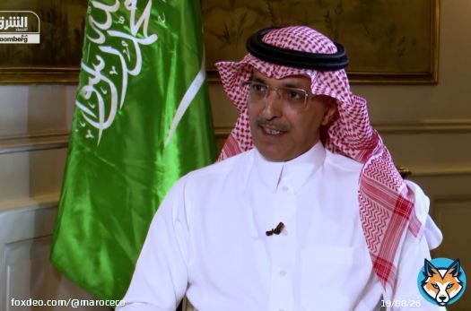 وزير المالية السعودي يحث على اتفاق دولي لتخفيف أعباء الديون #السعودية #الديون #صندوق_النقد_الدولي #البنك_الدولي #محمد_الجدعان #_وزير_المالية_السعودي<bR>حث وزير المالية السعودي محمد الجدعان على ضرورة تخفيف أعباء الديون عن الدول محدودة الدخل وأن تعمل الجهات الدائنة على تجنيب تلك الدول أزمات اقتصادية.الجدعان أشار اليوم الخميس خلال جلسة حوارية على هامش اجتماعات صندوق النقد والبنك الدوليين في مدينة مراكش بالمغرب إلى أن دعم الدول الفقيرة "ليس عملاً خيرياً" ولكنه يجنب العالم تبعات وأزمات اقتصادية أكبر، وحث على الوصول إلى اتفاق دولي لتخفيف أعباء الديون عن الدول الفقيرة ومحدودة الدخل.وقال: "من مصلحة الاقتصاد العالمي أن يكون حالة صحية وأن لا نترك أياً من الدول في الخلف تسبب المزيد من المشكلات للعالم." وأكد الوزير السعودي على أهمية ابتكار حلول تتناسب مع كل دولة بقوله: "لا يجب أن نقلل من قيمة وأهمية المساعدات التخصصية". وأشار إلى مناقشة دارت بينه ورئيس البنك الدولي "لتحويل البنوك إلى بنوك معرفة والانتقال بشكل سريع إلى تقديم مساعدات مخصصة ومصصممة وفقاً لاحتياجات الدول بحيث تساعدهم على كيفية التعامل مع قضايا الديون والتمويل الجديد". كان صندوق النقد الدولي والبنك الدولي أطلقا مبادرة معنية بالبلدان الفقيرة المثقلة بالديون "هيبيك" في عام 1996، لضمان ألا يواجه أي بلد فقير عبء مديونية يتعذر عليه التعامل معه. وفي عام 2005، وللمساعدة على تسريع وتيرة التقدم نحو تحقيق الأهداف الإنمائية التي حددتها الأمم المتحدة، تمت تكملة مبادرة "هيبيك" بمبادرة أخرى هي المبادرة متعددة الأطراف لتخفيف أعباء الديون (MDRI) . وتسمح تلك المبادرة للبلدان التي بلغت نقطة الإنجاز في ظل مبادرة "هيبيك" بالحصول على مساعدة يقدمها صندوق النقد الدولي والبنك الدولي وصندوق التنمية الإفريقي لتخفيف أعباء ديونها، المستوفية للشروط، بنسبة 100%.معاناة الدول الفقيرةكانت الظروف المناخية ضمن مسببات تعثر الدول الفقيرة حيث شهدت الكثير منها كوارث طبيعية ناتجة عن تغير المناخ مثل باكستان وبنغلاديش.كذلك اقترضت دول عديدة مبالغ كبيرة عندما كانت أسعار الفائدة أقل بكثير، ما يعني أنها في الأغلب تعاني لسداد هذه الديون عند وقوع كارثة طبيعية. كما امتدّ التغير في تكاليف الاقتراض إلى أصحاب الأعمال الصغيرة، مثل المزارعين، ما فاقم المشكلة لدى الحكومات.عجزت الدول الغنية عن الوفاء بتعهدها في عام 2009 بتوفير 100 مليار دولار سنوياً معاً لمساعدة البلدان الفقيرة في مواجهة تغير المناخ، والتحول إلى الطاقة النظيفة، وبناء قدراتها على التعامل. وقالت دول نامية، مثل إندونيسيا وبنغلاديش، إنها لن تستطيع الوفاء بتعهداتها بشأن المناخ دون مزيد من الدعم المالي.