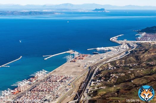 يُخطط ميناء "طنجة المتوسط" في المغرب لتوسعة جديدة بقيمة 650 مليون يورو (714 مليون دولار) لزيادة قدرة محطة الركاب والشاحنات وتحديث منطقة الواردات، بحسب وثيقة إفصاح صادرة عن وكالة ضمان الاستثمار متعددة الأطراف (MIGA) التابعة للبنك الدولي.يقع الميناء على مضيق جبل طارق شمالي المغرب، ويمثل مركزاً لوجستياً موصولاً بأكثر من 180 ميناءً حول العالم، وبقدرة استيعابية تصل لـ 9 ملايين حاوية، وتتولى "الوكالة الخاصة طنجة المتوسط" (TMSA) إدارة هذا المجمّع الذي يضم موانئ للبضائع والمسافرين ومناطق اقتصادية عدة.المغرب يتوقع تباطؤ نمو الاقتصاد في الربع الأول إلى 2.4%يسعى الميناء عبر شركته الفرعية "السلطة المينائية طنجة المتوسط" لجمع 350 مليون يورو لتمويل جزء من النفقات الاستثمارية للمشروع، منها 100 مليون يورو كقرض من مؤسسة التمويل الدولية (IFC) التابعة للبنك الدولي، وقروض تجارية تصل إلى 255 مليون يورو عبر الاستفادة من الضمان الذي تتيحه وكالة ضمان الاستثمار متعددة الأطراف. يضم الميناء الذي بدأ العمل به عام 2007، مناطق اقتصادية على مساحة 5 آلاف هكتار، منها 2500 هكتار مجهزة تضم نحو 1200 شركة أجنبية تحقق إيرادات سنوية تناهز 14 مليار دولار، ويُتوقع أن يدخل قائمة أكبر 20 ميناء في العالم خلال السنوات القليلة المقبلة، حيث يُصنف حالياً 23 دولياً، بحسب أحمد بنيس مدير عام المناطق الاقتصادية في "طنجة المتوسط" في مقابلة سابقة مع "الشرق".بحسب الإفصاح، تلقت الوكالة التابعة للبنك الدولي طلباً من بنك "جيه بي مورغان تشيس" (J.P. Morgan Chase Bank) في لندن لتغطية قروض تصل إلى 255 مليون يورو لتمويل المشروع مع مراعاة الشروط ذات الصلة بالموافقات الداخلية، ومن المتوقع أن تصل مدة الضمان إلى 15 عاماً ويُغطي 95% من التزامات السداد الخاص بوكالة طنجة المتوسط.دول أفريقية تنخرط في مبادرة مغربية تمكنها الوصول إلى "الأطلسي"من المنتظر أن يساعد الاستثمار الجديد على زيادة قدرة مناولة الحاويات في الميناء عبر توسيع محطة الشاحنات لما يصل إلى مليون وحدة. بلغت مناولة الحمولات في الميناء نحو 107 ملايين طن خلال العام الماضي، بنمو نسبته 6% على أساس سنوي، ويمثل هذا الحجم 54% من إجمالي المناولة عبر الموانئ المغربية، بحسب بيانات وزارة الاقتصاد والمالية.  #اقتصاد #المغرب