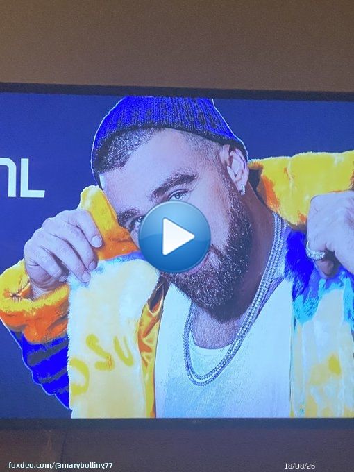 Love  #SNL #traviskelce