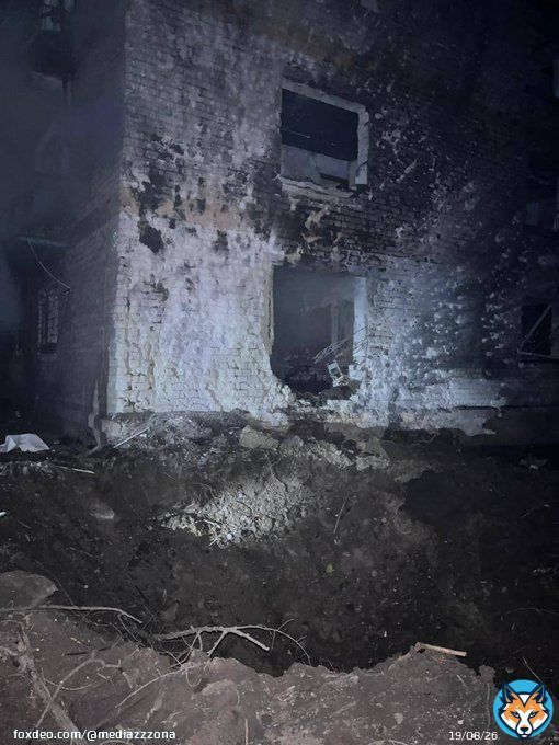 В Запорожье ракета упала рядом с пятиэтажным домом. Ранены два ребенка &mdash; 15 и девяти лет. В самом доме выбиты стекла    Фото: Кирилл Тимошенко / Telegram