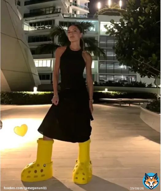 Posh Beckham pr&auml;sentiert die neue Schuhmode -  Schlumpf-Boots, die Kult-Schlappen-Spezialist &bdquo;Crocs&ldquo; ab 9. August in Zusammenarbeit mit dem US-Kunstkollektiv &bdquo;MSCHF&ldquo; auf den Markt bringt (450 Dollar bzw. 405 Euro)