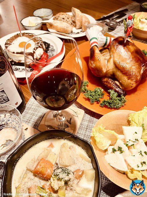 何年振りなのかもはやわからないほど久々自宅クリスマスイブ。 冷めても美味しい焼き鳥屋さんのローストチキンを買ってきて、お中元で貰った冷凍ケーキを解凍して、燻製生ハムとチーズとパンを切って、サラダとシチュー作ってちゃんちゃん（笑）。久々に赤ワインもあけました。  Merry X'mas