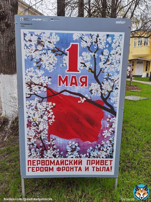 Yaşasın #1Mayıs!   1 Mayıs Emek Bayramı ve 9 Mayıs Zafer G&uuml;n&uuml; dolayısıyla Moskova Ressamlar Birliği'nin avlusunda a&ccedil;ılan eski Sovyet ve &ccedil;ağdaş posterler sergisinden (1)  #МосковскийСоюзХудожников #1Мая