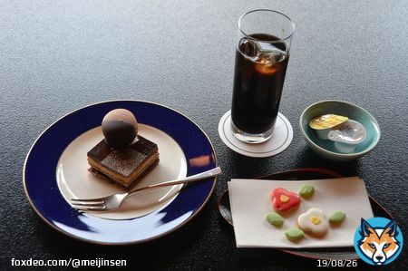 １日目午前のおやつです。 ・渡辺名人　ガトーオペラ、フルーツなし、アイスコーヒー ・藤井竜王　三重塔ばーばうむ（抹茶・いちご）、フルーツ添え、アイスコーヒー  #shogi #meijinsen