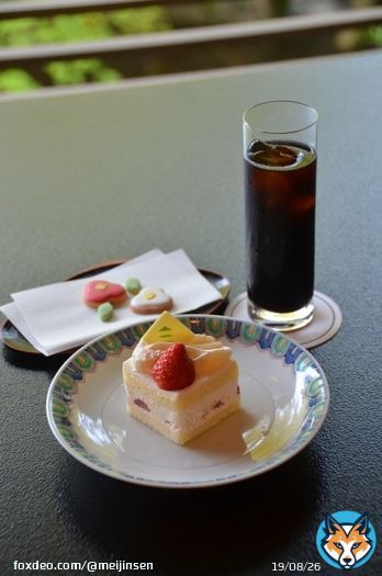 ２日目午前のおやつです。 ・渡辺名人　ショートケーキ、アイスコーヒー ・藤井竜王　東京雲海プリン（苺）フルーツ添え、アイスティー  #shogi #meijinsen