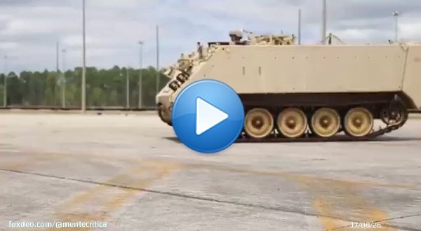 M113 americani in partenza per l'Ucraina. Mezzo blindato trasporto truppe generalmente armato con una mitragliera. Progettazione anni 50. Qui ancora in livrea sabbia. Probabile residuato Iraq.