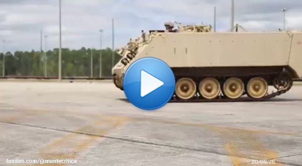 M113 americani in partenza per l'Ucraina. Mezzo blindato trasporto truppe generalmente armato con una mitragliera. Progettazione anni 50. Qui ancora in livrea sabbia. Probabile residuato Iraq.