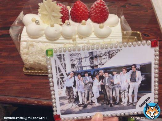 Snow Manデビュー1周年おめでとうございます Snow Manに出会えて大好きになれて、毎日本当に幸せです  お祝いは不二家さんの雪降る 苺のプレミアムロールケーキで！  #SnowManデビュー1周年