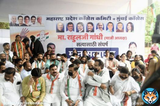बापू की प्रतिमा के समक्ष कांग्रेस के कार्यकर्ताओं के साथ श्री @RahulGandhi की अलोकतांत्रिक तरीके से लोकसभा की सदस्यता रद्द किए जाने के विरोध में लोकतांत्रिक तरीके से मैंने आज दक्षिण मुंबई में अपना विरोध दर्ज किया।  न्याय की यह लड़ाई सड़क और न्यायालय में जारी रहेगी।
