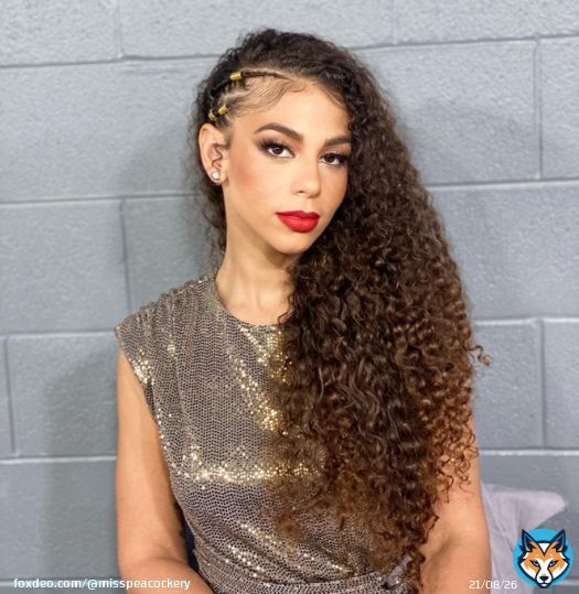 It&rsquo;s Friday and like Rebecca Black said, gotta get down on Friday!  Tonight, @SamanthaTheBomb gets down with her top tier ring announcing to lead #smackdown plus five men battle for an Intercontinental title shot and Ricochet & Braun face afew Vikings!