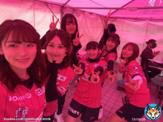 開幕戦はアルビレックス新潟と2-2で引き分け お写真を撮ってくださった方、サインを書かせていただいた方、声をかけてくださった方、ありがとうございました! これはWAKUWAKUステージ出演前、スタンバイ中の私たちです みなさんお疲れ様でした #セレッソガール #セレッソ大阪