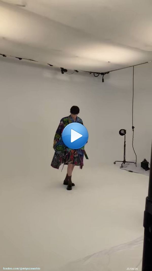 ファッションにこだわった2023年カレンダー！皆さんチェックしてくれましたか？  オフショット動画公開です 撮影の雰囲気をお楽しみ下さい〜^_^  \u25bcこちらから是非詳細をご確認ください！   #宮沢氷魚