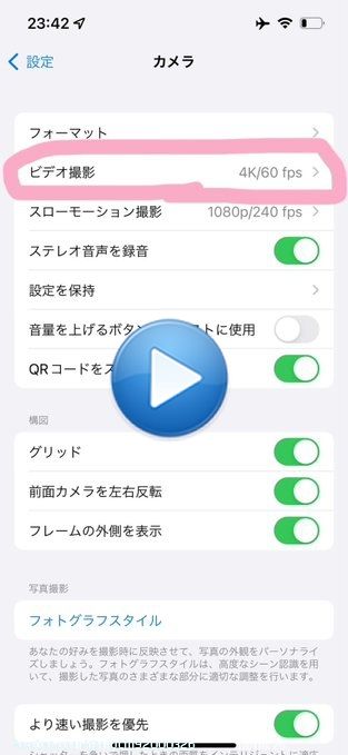 皆既月食始まってるから iPhoneで月を綺麗に撮る方法再共有しとくね(ง ˘&omega;˘ )ว  1.設定&rarr;カメラ&rarr;ビデオ撮影を「4K/60 fps」に設定 2.動画撮影で月にピントを合わせる 3.明るさ(マーク)を下げて暗くする 4.動画撮影中に右下のシャッターボタンを押す  私も後でやろうっと(๑╹&omega;╹๑)