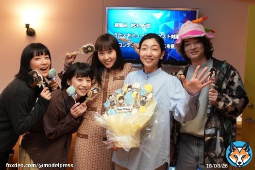 安藤サクラ、サプライズに笑顔 夏帆・木南晴夏・水川あさみ・染谷将太が誕生日祝福  \u25bc写真・記事詳細はこちら   #ブラッシュアップライフ @sakura_ando @brushuplife_ntv
